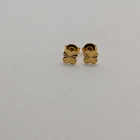 Gold Clover Stud Earrings - Picture 3 of 4